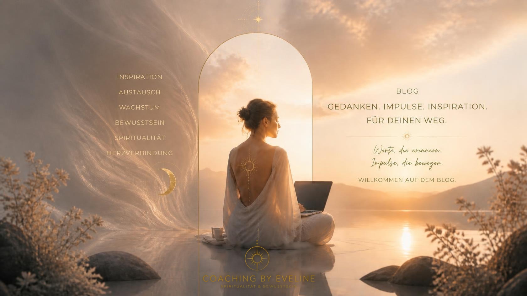 Eine Frau sitzt mit Laptop im Abendlicht vor einem goldenen Bogen am See – Blog. Gedanken. Impulse. Inspiration. Für deinen Weg. Worte, die erinnern. Impulse, die bewegen. Willkommen auf dem Blog.